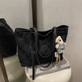 Borsa tote trapuntata nera con toppa Tidal Dryness e ciondolo a forma di orsetto - Con Ciondolo / Nero