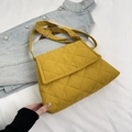 Bolso bandolera amarillo acolchado con bordado de rombos y correa ajustable - Amarillo