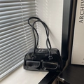 Sac Boston minimaliste en cuir verni noir avec deux poches et une finition brillante - Noir