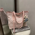 Borsa tote plissettata rosa con ricami floreali e ciondolo a forma di orsetto - Con Ciondolo / Rosa