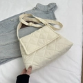 Beigefarbene Stepptasche mit Rautenmuster und verstellbarem Schultergurt - Gebrochenes Weiß