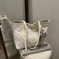 Borsa tote bianca con ricamo floreale, finiture in pelle e ciondolo orsetto blu - Con Ciondolo / Bianco Sporco