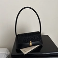 Bolso baguette retro de leopardo en cuero negro con gamuza en contraste y hebilla dorada - Negro