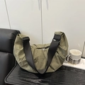 Sac bandoulière plissé vert olive en forme de croissant avec sangle large noire et zip - Vert