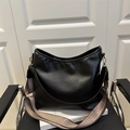 Sac hobo noir minimaliste avec large bandoulière tissée géométrique et détails dorés - Noir