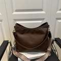 Sac fourre-tout demi-lune en cuir marron foncé avec large bandoulière à motifs - Marron
