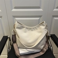 Sac hobo blanc crème chic avec une large bandoulière en jacquard à motifs - Blanc