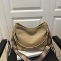Sac fourre-tout en similicuir beige foncé avec une large bandoulière géométrique noire et blanche - Kaki