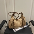 Borsa hobo kaki opaca con catene dorate e ciondoli con perle bianche decorative - Cachi