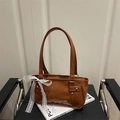 Braune Schultertasche aus Kunstleder mit silbernen Nieten und weißer Spitzenschleife - Braun