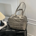 Bolso tote acolchado grande en oro champán con acabado metálico y correa - Color gunmetal