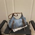 Borsa tote in denim blu con tracolla marrone e catena decorativa con perle dorate - Blu