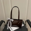 Dunkelbraune glänzende PU-Leder-Schultertasche mit weißer Spitzenschleife und Nieten - Braun
