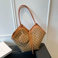 Braune karierte V-Tote-Tasche aus Kunstleder mit einer kleinen runden Münztasche - Braun