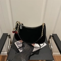 Schwarze Hobo-Schultertasche mit goldener Kette, Lederriemen und Kirsch-Anhänger - Schwarz