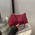 Handwoven burgundy hobo bag in leather intrecciato style with thin top handle - Red
