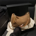 Sac sous le bras tissé marron avec chaîne dorée et anse en cuir dans une boîte noire - Brun Foncé