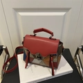 Retro rote Umhängetasche mit mehrfarbigem geometrischem Muster und Ledergriff - Rot