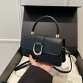 Elegante bolso de mano en cuero negro con hebilla en D dorada y correa de hombro - Negro