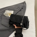 Minimalistische schwarze Umhängetasche mit Faltenoptik, Silberkette und Metallkugel - Schwarz