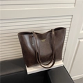 Grande borsa tote vintage marrone scuro in ecopelle testurizzata con scritte dorate - Marrone