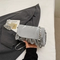 Silberne Umhängetasche aus Faltenleder mit Metallkette und minimalistischem Design - Silber