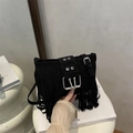 Bolso bandolera de ante negro con flecos largos y hebillas metálicas de estilo retro - Negro
