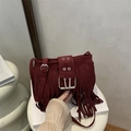 Bolso retro burdeos con flecos, gran hebilla metálica y correa de hombro - Rojo