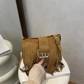 Bolso bandolera bohemio de ante marrón con flecos y hebilla metálica plateada - Marrón