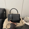 Schicke schwarze Patchwork-Umhängetasche mit Glitzerstoff und goldener Metallschnalle - Schwarz