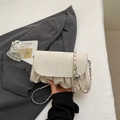 Schicke beige gerüschte Cloud-Tasche mit silberner Kette und dekorativer Metallkugel - Gebrochenes Weiß