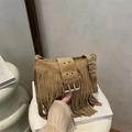 Borsa a tracolla in pelle scamosciata marrone con frange e fibbia in metallo retrò - Kaki