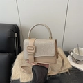 Elegante apricotfarbene Umhängetasche mit Glitzergriff und dekorativer Schnalle - Khaki