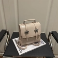 Sac à dos chic en similicuir blanc crème avec accents étoiles métalliques tendance - Rose