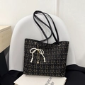 Sac à épaule chic en tweed noir avec pendentif nœud perlé et fine bandoulière - Avec Pendentif Noeud en Perle (Noir) / Noir