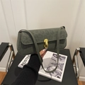 Borsa sottobraccio verde scuro con trama leopardata e fibbia in metallo oro - Verde