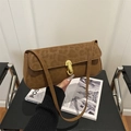 Borsa sottobraccio marrone leopardata con chiusura dorata e tracolla sottile - Marrone