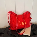 Grande borsa tote in nylon rosso con ricamo Hai giallo e comoda tracolla larga in tinta - Rosso