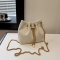 Sac seau élégant en velours côtelé crème avec chaîne dorée et perles décoratives - Blanc Cassé