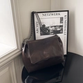 Elegante bolso de hombro en cuero arrugado marrón oscuro con detalles de cadena plateada - Marrón