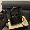 Schicke schwarze quadratische Umhängetasche mit goldener Hardware in Geschenkbox - Schwarz