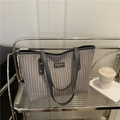 Borsa tote in velluto grigio a coste con manici in pelle su scaffale in metallo moderno - Grigio