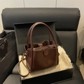 Retro dunkelbraune Beuteltasche aus mattem Leder in Geschenkbox mit Schultergurt - Braun