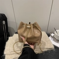 Bolso cubo de cuero tejido caqui con correa de cadena dorada estilo chic - Caqui