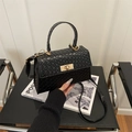 Schwarze gewebte quadratische Handtasche mit Goldschloss und Kettenriemen auf Leder - Schwarz