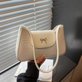 Borsa sottobraccio bianca in ecopelle con trama a coccodrillo e fiocco in metallo - Bianco Sporco