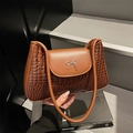 Borsa a spalla marrone effetto coccodrillo con fiocco metallico vintage e manici lunghi - Marrone