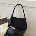 Borsa a spalla minimalista in pelle scamosciata nera con spalline sottili e ciondolo mini - Nero