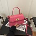 Rosa Handtasche mit Webstruktur, goldenem Metalldrehverschluss und Schultergurt - Rosa