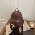 Dunkelbrauner Mini-Rucksack aus Kunstleder mit Webstruktur und goldener Hardware - Braun